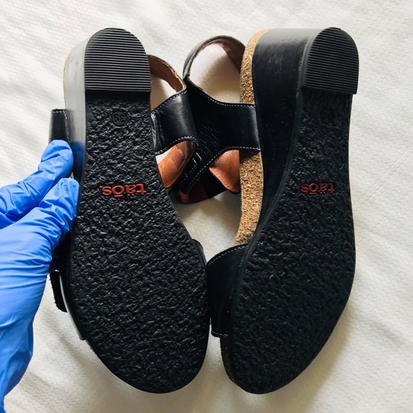 Taos Women's Black Wedge Sandals - Picture 11 of 11